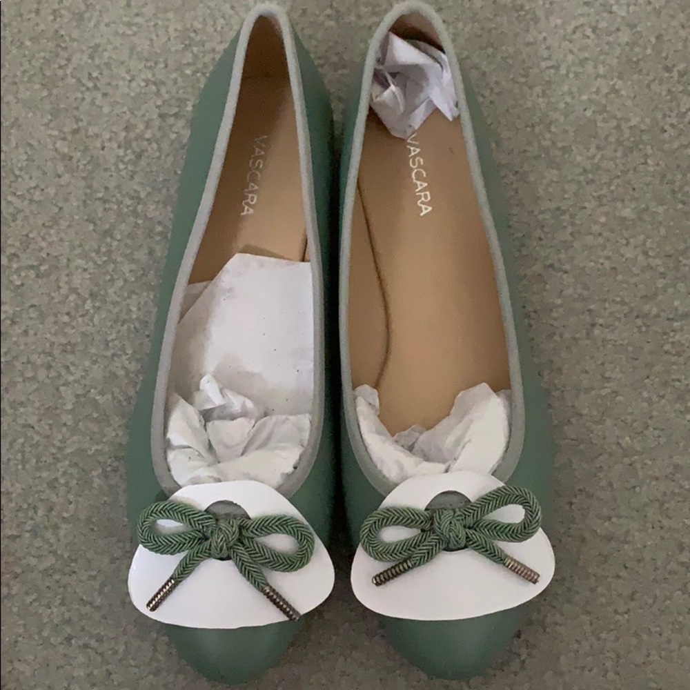 Flat shoes.